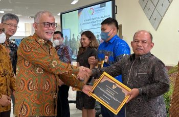 SMK SMAK Padang Terima Penghargaan Nilai Tertinggi Indikator Pelaksanaan Anggaran dari Menteri Perindustrian.