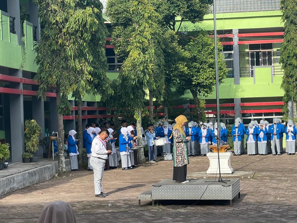 Smk Smak Padang Melaksaksanakan Upacara Rutin Smk Smak Padang