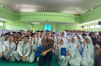 SMK-SMAK PADANG SAMBUT STAFF KHUSUS MENTERI PERINDUSTRIAN DENGAN ANTUSIASTERKAIT SOSIALISASI JARVIS & KEBIJAKAN KEMENPERIN