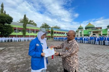 Siswa Berprestasi SMK SMAK Padang serahkan piala dan piagam penghargaan kepada Kepala SMK SMAK Padang.