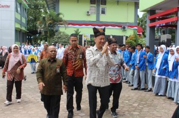 Menperin Dapat Sambutan Meriah Saat Lakukan Lawatan ke SMK SMAK Padang