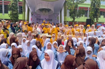 HUT Ke-59 SMK SMAK Padang Gelar Jajanan Tradisional Minang dan Bertabur Hadiah